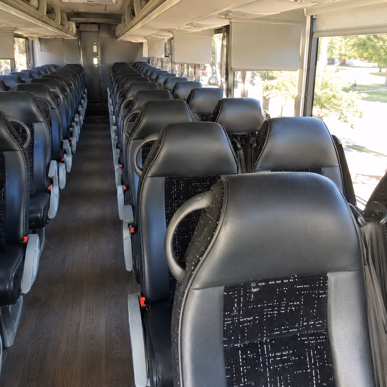 charter bus shuttle service at detroit metropolitan wayne county airport dtw