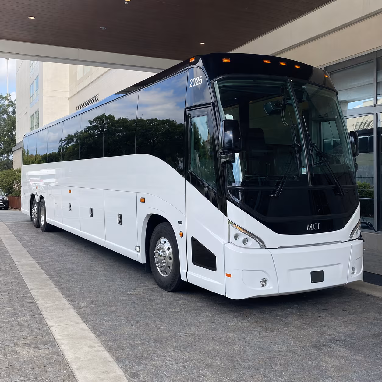detroit 54 passenger charter bus
